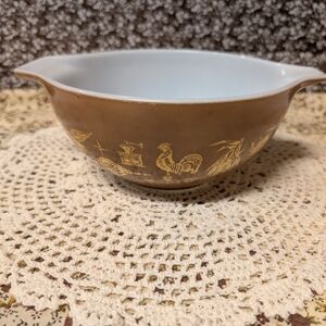 Vintage Early American Pyrex Cinderella Bowl 1.5 Qt